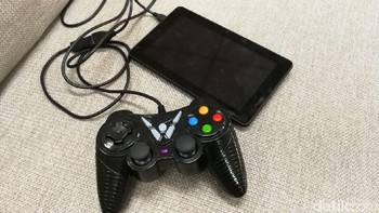 Untuk menggerakan robot WowWi ini bisa dikendalikan ala pengontrol yang serupa konsol. Alat ini dioperasikan tim untuk menjalankan tugas kepada robot. Foto: detikINET/Muhammad Alif Goenawan 