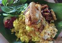 Warung Taru: Kenyang Mantap! Nasi Timbel Ayam Ditemani Krenyes Gurih Bala-bala