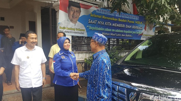Nurhayati Ambil Formulir Cagub Jatim ke Kantor Demokrat