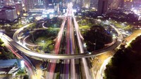 Saat malam datang, Simpang Susun Semanggi tampak indah dengan lampu-lampu mobil yang berseliweran. Pool/Dok. Kementerian PUPR.