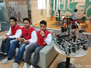 Cara Telkom Dukung Madrasah Depok Lomba Robot Internasional