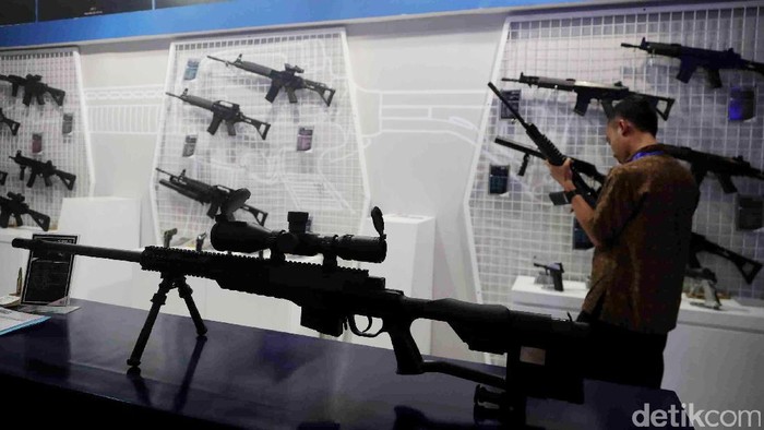 PT Pindad (Perseo) memamerkan berbagai jenis senjata api di acara Indo Security and Firex Expo & Forum di JCC, Jakarta.