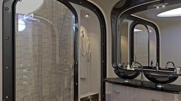 Traveler pun bisa mendapatkan privasi hanya dengan menekan tombol yang akan membuat dinding pemisah menjadi buram. Jika badan terasa lengket, ada kamar mandi lapang yang memungkinkan penumpang untuk menyegarkan diri (Dok. Airbus) Traveler pun bisa mendapatkan privasi hanya dengan menekan tombol yang akan membuat dinding pemisah menjadi buram. Jika badan terasa lengket, ada kamar mandi lapang yang memungkinkan penumpang untuk menyegarkan diri (Dok. Airbus)