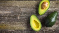 Ternyata rutin makan alpukat bantu menghilangkan lemak perut serta melindungi mata dan kulit Anda. Foto: iStock