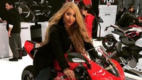 Rider penggila Ducati ini dikenal sebagai Bella dari Italia. Dia senang mengendarai motor Ducati Panigale 959. Otolovers bisa mengintip aksi Bella di @bella_biker. Istimewa/Instagram.