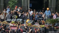 Slank tampil dengan persoenl lengkap seperti, Kaka, Bimbim, Abdee, Ridho, dan Ivanka.