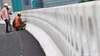 Tampak sejumlah petugas tengah mengerjakan finishing Simpang Susun Semanggi.