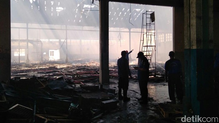Gudang Bekas Pabrik Kertas di Sidoarjo Terbakar
