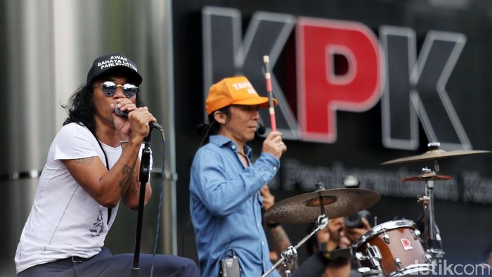 Slank menggelar aksi dukung KPK sebagai bentuk penolakan terhadap hak angket yang digulirkan DPR. Acara ini menampilkan konser di depan Gedung KPK.