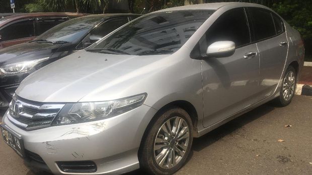 Mobil Honda City ditumpangi oleh tersangka Edwin Hitipeuw, Richard dan seorang perempuan berinsial S.