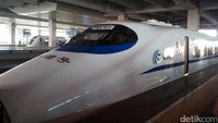 Bila kereta akan tiba, petugas stasiun meniup peluit. Petugas juga memberi instruksi agar penumpang menunggu di belakang garis kuning peron. Umumnya, kereta hanya berhenti antara 2-5 menit untuk menurunkan dan menaikkan penumpang. Feby Dwi Sutianto.