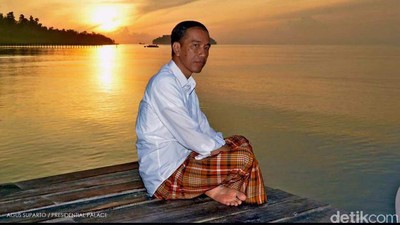 foto: Gaya Blusukan Jokowi, Sarungan Hingga Ngetrail