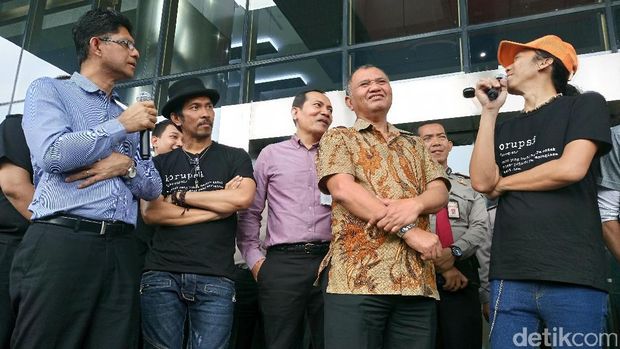 Slank konser di depan Gedung KPK.