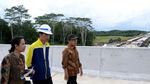 Jokowi Blusukan ke Tol Pertama di Kalimantan