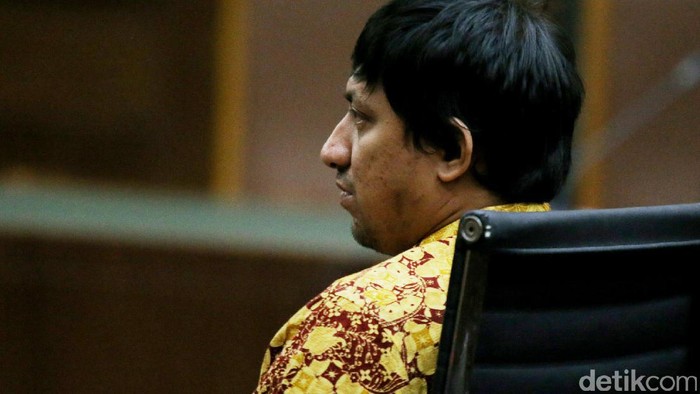 Fahd El Fouz alias Fahd A Rafiq didakwa menerima suap seluruhnya Rp 14,39 miliar dari Abdul Kadir Alaydrus. Uang tersebut terkait kasus korupsi proyek penggandaan Alquran.