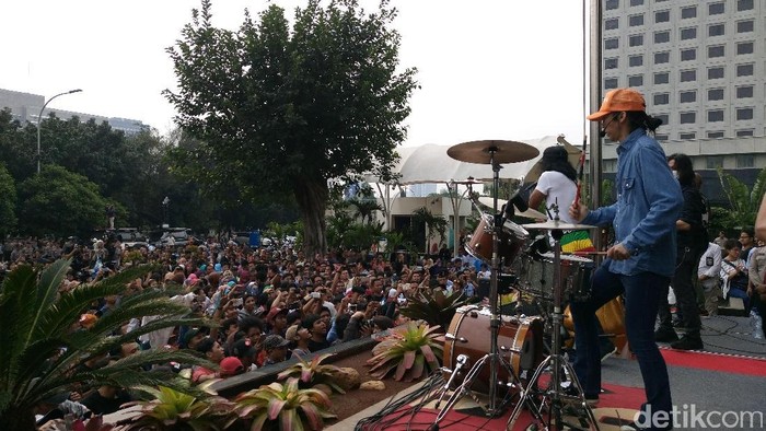 Slank konser di depan Gedung KPK.