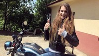 Gadis Turki penggemar moge Yamaha ini bisa dilihat di akun @nesli_avci. Dia terlihat mengendarai berbagai moge Yamaha mulai dari R1, R6 sampai XSR 900. Istimewa/Instagram.