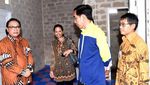 Gaya Jokowi Pakai Jaket Baru Saat Blusukan
