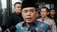 Dalam surat dakwaan Irman dan Sugiharto, Akom disebut jaksa menerima uang USD 100 ribu dari Irman pada pertengahan 2013. Uang tersebut untuk membiayai pertemuan dengan para camat, kepala desa, dan tokoh masyarakat di Kabupaten Bekasi. Akom saat itu berstatus anggota Komisi II DPR periode 2009-2014.