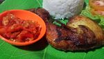 Huahh! Pedas Menyengat Ayam Penyet Berbalur Sambal