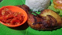 Nama Warung Sate Gajah (WSG) di Depok sudah terkenal di kalangan pencinta pedas. Rasa pedas ayam penyet di sini benar-benar menonjok. Rahasianya ada pada penggunaan cabai asal Cipanas.