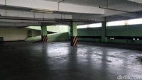Begitu pun area parkir kendaraan, terlihat gelap dan sepi. Hanya lantai dasar (ground), lantai 1, dan lantai 2 yang masih menunjukan denyut aktivitas perdagangan di pasar yang pernah menyandang sebagai pusat grosir elektronik terbesar di Indonesia tersebut.