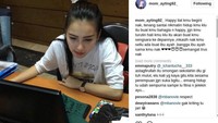 Dikonfirmasi detikHOT, pihak ANTV tak banyak bicara. Mereka cuma menyebut bahwa rating acara mereka tetap nomor satu meski tanpa Ayu. Sementara di foto ini, sang ibunda, Umi Kalsum menguatkan putrinya. Kalsum begitu bangga punya sosok Ayu. Foto: Instagram/ayutingting/lambenyinyir