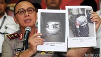 Kapolda Metro Jaya menunjukkan foto mobil Honda City dan Toyota Yaris. Honda City milik Lauren Paliyama, sedangkan Toyota Yaris milik Edwin Hitipeuw.