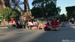Foto: Leyeh-leyeh di Kaki Eiffel