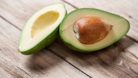 Buah hijau lembut ini dikenal sebagai sumber  lemak sehat. Alpukat mengandung potassium yang bisa turunkan tekanan darah. Juga vitamin B yang bisa menjaga otak tetap sehat.Foto: iStock