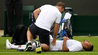 Petenis Australia Nick Kyrgios harus berkemas lebih awal karena cedera pinggul di babak pertama saat melawan Pierre-Hugues Herbert. Foto: Shaun Botterill/Getty Images