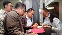 (Ki-ka) Pengurus wadah karyawan KPK Yadyn bersama ketua wadah karyawan KPK Harun Al Rasyid dan pegawai KPK Lakso Anindito menyerahkan berkas ke MK.