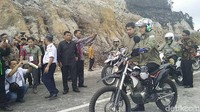 Jokowi sambil naik motor trail menyusuri jalan Trans Papua di Pegunungan Trikora. Bagus Prihantoro Nugroho/detikcom.