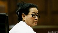 Foto: Agung PambudhyPadahal penyidik KPK yang dikonfrontasi dalam persidangan menegaskan tidak ada penekanan saat proses pemeriksaan. Miryam di persidangan menyebut tidak tahu menahu soal dugaan korupsi e-KTP termasuk dugaan bagi-bagi duit di Senayan sebagaimana dakwaan jaksa KPK. KPK menjerat Miryam dengan Pasal 22 juncto Pasal 35 Undang-undang nomor 20 tahun 2001 tentang Pemberantasan Tindak Pidana Korupsi.