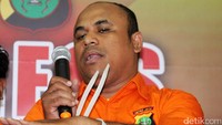 Dengan tangan terikat, Edwin Hitipeuw memberikan keterangan saat dihadirkan dalam jumpa pers di Mapolda Metro Jaya.