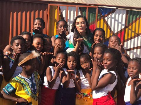 Ratu Kecantikan Afrika Selatan Dikecam Suapi Anak HIV Pakai Sarung Tangan