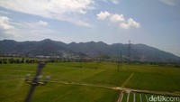 Hamparan sawah dan pegunungan menjadi pemandangan yang menemani perjalanan. Feby Dwi Sutianto.