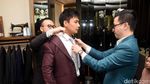 Segera Nikah, Stella Cornelia Belajar Pasang Dasi Fendy Chow