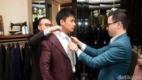 Tapi kok cuma Fendy aja nih yang fitting, Stella kapan ya? Foto: Noel