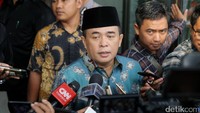 Dalam pemanggilan pekan lalu (3/7) KPK memanggil Akom dan istri, Netty Marliza untuk diperiksa sebagai saksi Andi Narogong, namun keduanya tidak hadir. Hari ini pun istrinya tidak tampak hadir.