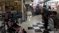 Beberapa pemilik toko di Pasar Glodok terpaksa menutup tokonya. Sebagian lagi masih bertahan dengan membuka toko di tempat lainnya, atau berjualan secara online.