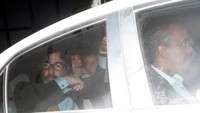 Mantan Presiden Brasil Luiz Inacio Lula da Silva (2 kiri) meninggalkan kantornya setelah dia divonis bersalah atas tuduhan korupsi dan dijatuhi hukuman penjara hampir 10 tahun. REUTERSLeonardo Benassatto.