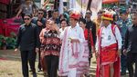 Foto: Asyiknya Jokowi Berkain Tenun di Parade 1.001 Kuda Sumba