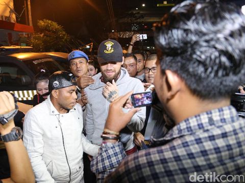 Diego Michiels saat mendatangi Polsek Mampang untuk diperiksa terkait dugaan penganiayaan.