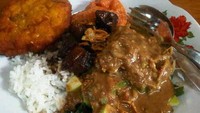 Pecel Ramidjan di selatan Jakarta ini bergaya Madiun. Bumbu kacangnya kecokelatan, kental dengan rasa manis pedas. Enak dimakan dengan bakwan dan kerupuk.Foto: detikFood