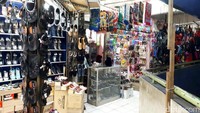 Beberapa lapak seperti, pedagang sepatu terlihat masih membuka tokonya.