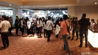 “Saya ingin menjadi penonton pertama di hari pertama film ini rilis karena saya selalu menantikan film-film karya Angga Dwimas Sasongko,” Dila Puspita (21 tahun), salah satu penonton yang mengantri di Blok M Square. Dok. Filosofi Kopi 2