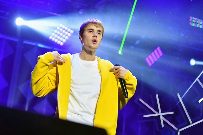 Justin Bieber bisa bicara bahasa Prancis dengan lancar. Penyanyi asal Kanada tersebut juga bisa sedikit-sedikit bahasa Jerman. Foto: Mike Windle/Getty Images for iHeartMedia