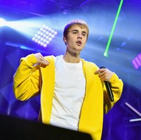 Justin Bieber bisa bicara bahasa Prancis dengan lancar. Penyanyi asal Kanada tersebut juga bisa sedikit-sedikit bahasa Jerman. Foto: Mike Windle/Getty Images for iHeartMedia