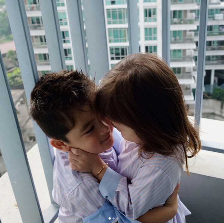 Cute Abis! Kompaknya Zoe dan Zac, si Kembar Anak Jonathan Cute Abis! Kompaknya Zoe dan Zac, si Kembar Anak Jonathan